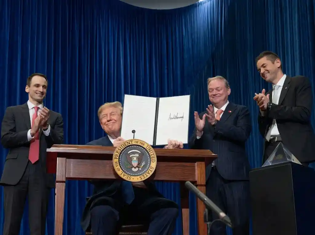ทรัมป์ ลงนามตั้ง U.S. Space Academy นายเรืออวกาศ | Naza24