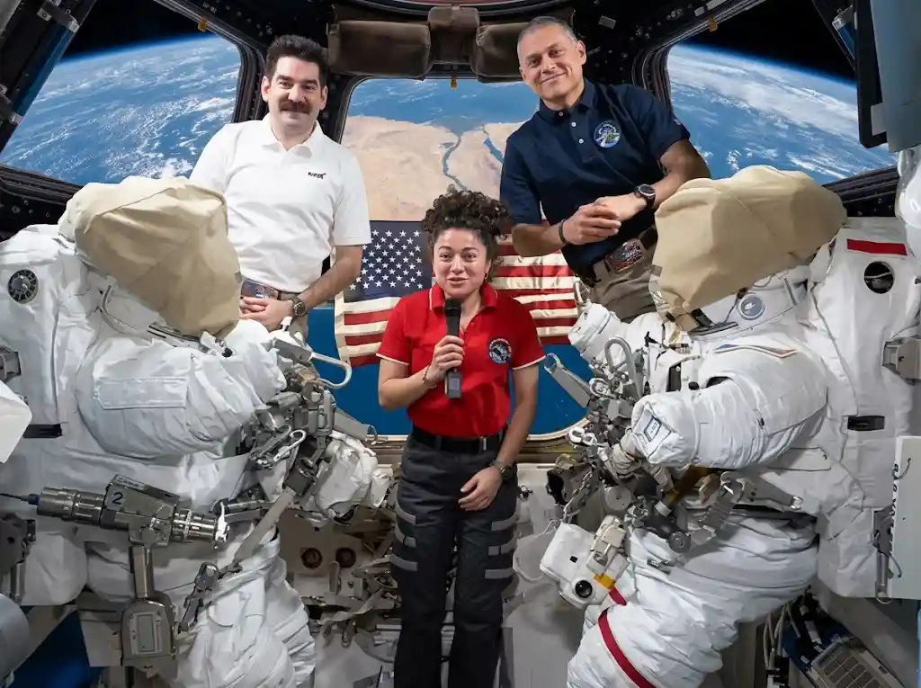 ทรัมป์ต่อสายคุยลูกเรือ ISS หลังมอบเหรียญ Artemis II | Naza24