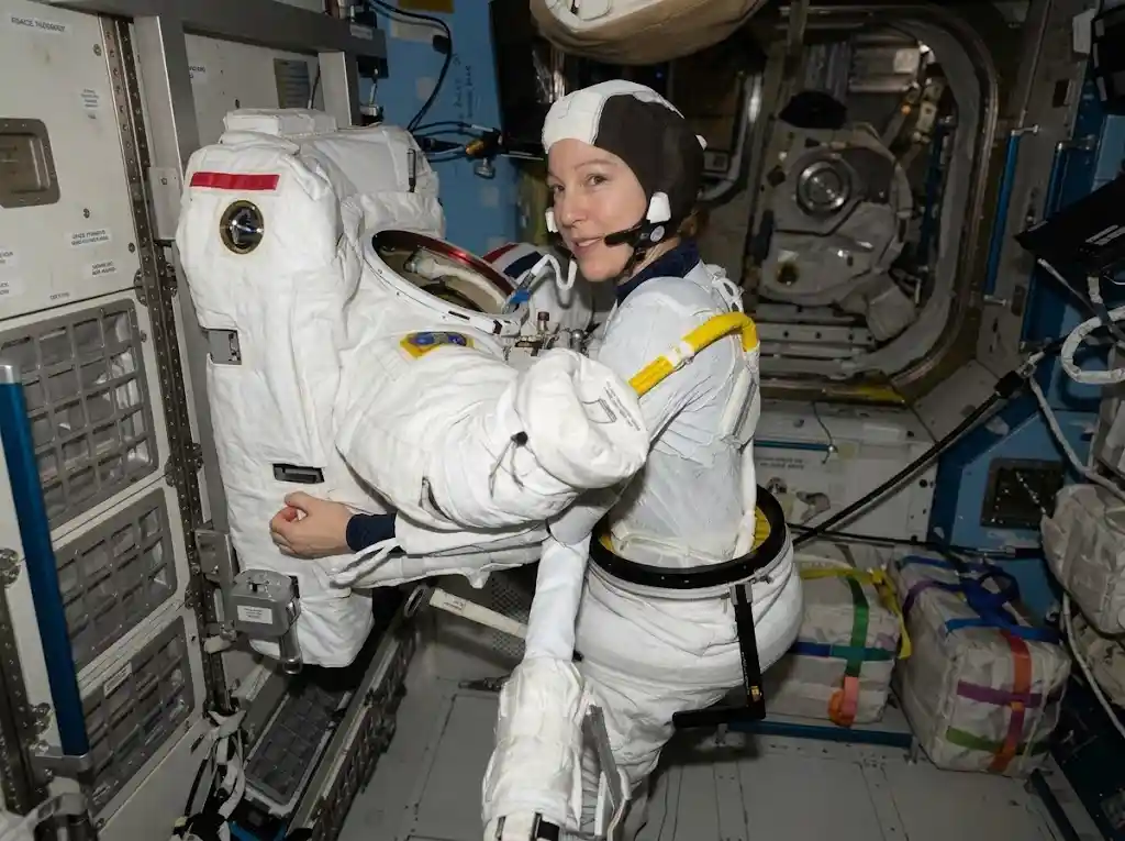 ลูกเรือ ISS ซ้อมเดินอวกาศ พร้อมวิจัยไร้แรงโน้มถ่วง | Naza24