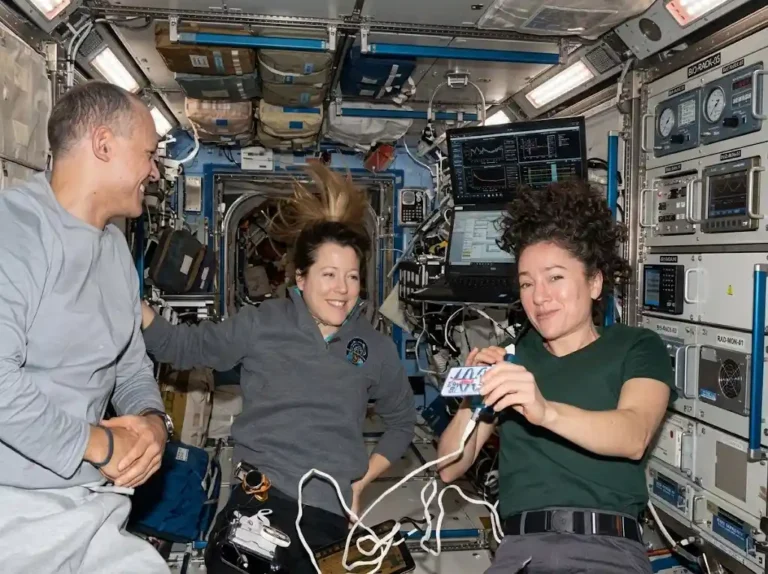 ลูกเรือ ISS วิจัยแพทย์-ฟิสิกส์ ตั้งค่ากล้องถ่ายโลก | Naza24