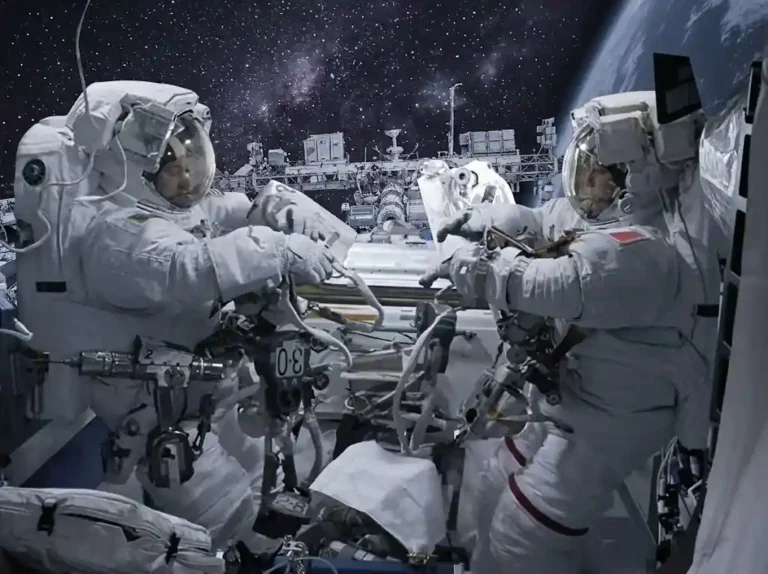 สองนักบิน ESA-NASA ลุยเดินอวกาศซ่อมระบบนำทาง ISS | Naza24